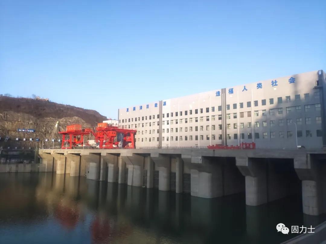 　　漢江白河(夾河)水電站項目效果圖 　　漢江白河(夾河)水電站項目效果圖  　　漢江白河水電站樞紐工程是陜西省“十三五”續建項目之一，為加快推進(jìn)重點(diǎn)項目建設，造福兩岸百姓，白河縣加大溝通協(xié)調力度，最終中廣核集團與中國信達公司以控股的方式共同投資建設。為保障工程建設順利實(shí)施，白河縣先后多次召開(kāi)縣長(cháng)辦公會(huì )、項目建設推進(jìn)會(huì )，做好移民安置、環(huán)境保障、項目服務(wù)等工作，積極為工程建設創(chuàng  )造良好的施工環(huán)境?！?  　　漢江白河(夾河)水電站項目實(shí)景